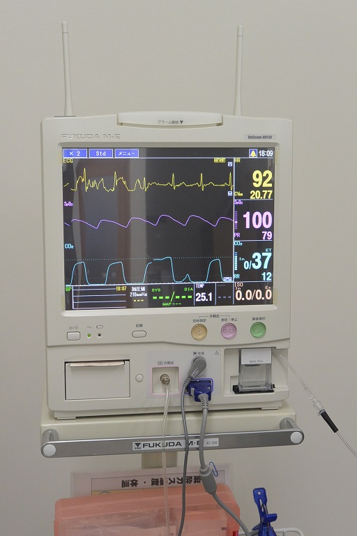 手術中の心電図・酸素飽和度・呼吸中の麻酔濃度と酸素濃度や二酸化炭素濃度・血圧などの測定が可能。手術中の心電図や呼吸の異常がすぐにわかるので、速やかな対応が可能で安心安全な麻酔で手術を行うことができます。